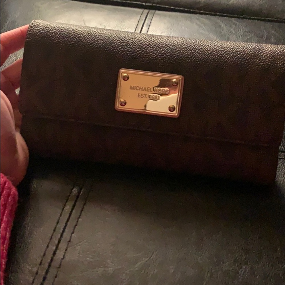 Michael Kors Multi Compartment Wallet